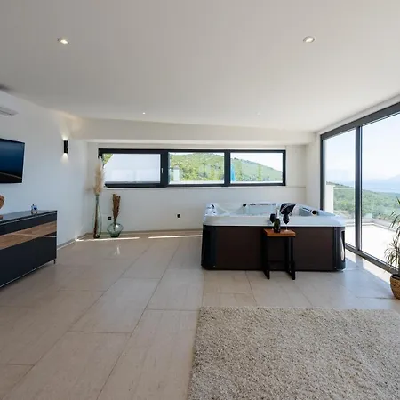 Villa Laurynn With Roof And Pool Crikvenica
