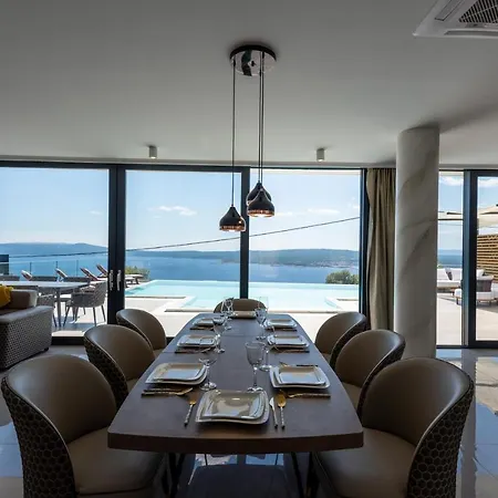 Villa Laurynn With Roof And Pool Crikvenica