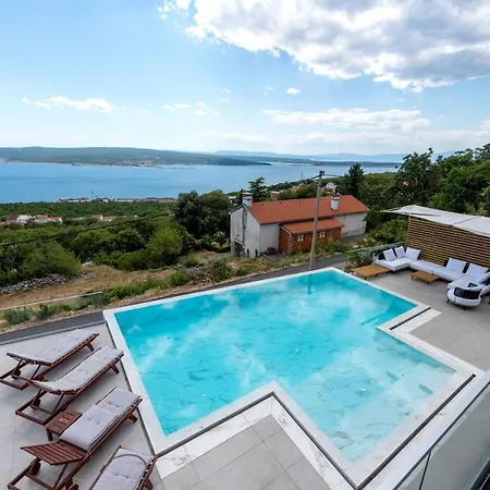 Laurynn With Roof And Pool Villa