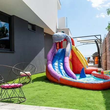 Villa Laurynn With Roof And Pool