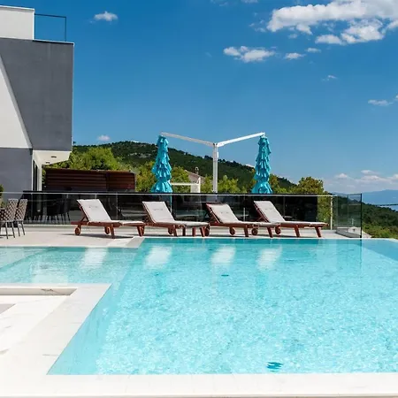 Villa Laurynn With Roof And Pool *