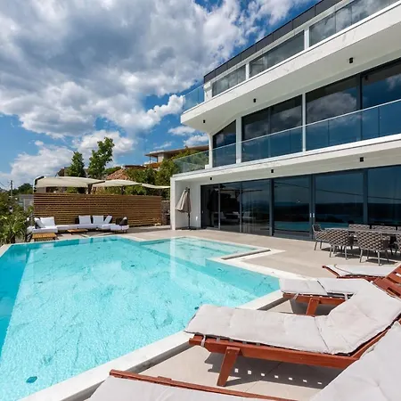 Laurynn With Roof And Pool