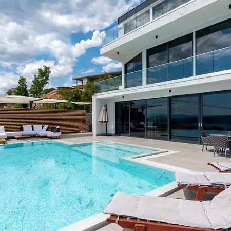 Laurynn With Roof And Pool Villa *