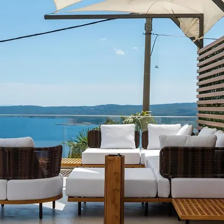 Villa Laurynn With Roof And Pool *