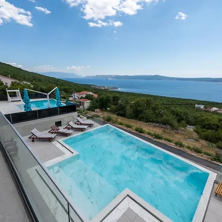 Villa Laurynn With Roof And Pool Crikvenica