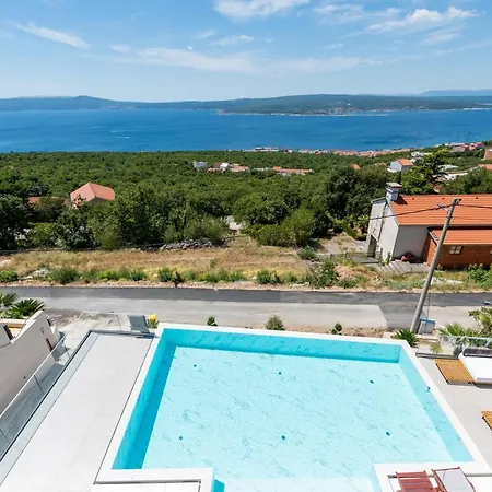 Villa Laurynn With Roof And Pool *